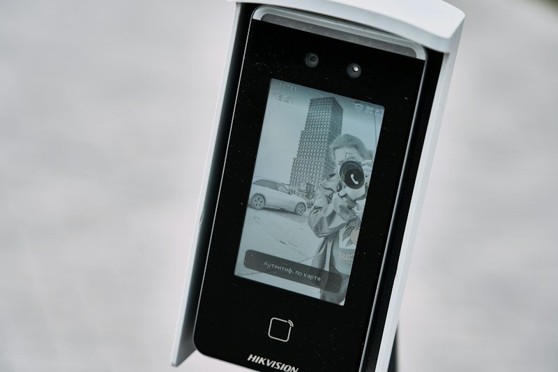 Identity verification terminal